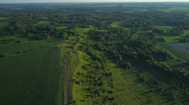 Yazın hava manzarası çok güzel. Güneşli bir günde hava aracı sahada uçuyor. Drone doğayı, ormanı ve köyü vurdu.