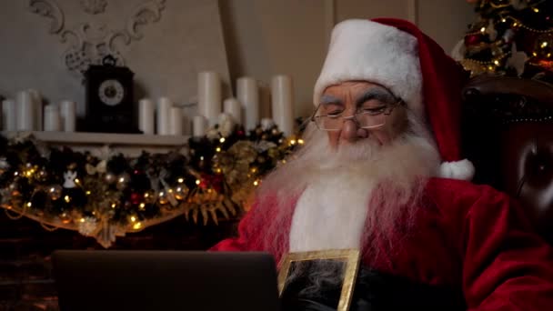 Close Modern Santa Claus Utiliza Ordenador Portátil Compra Regalos Navidad — Vídeos de Stock