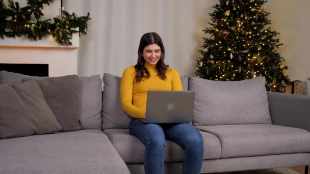 Lachende Jonge Vrouw Maakt Gebruik Van Laptop Online Chatten Met — Stockvideo