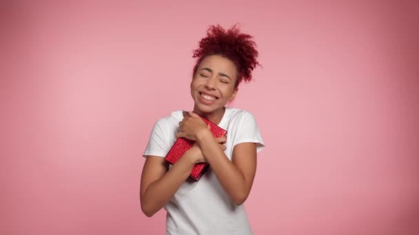 Heureuse Afro Américaine Rousse Femme Bouclée Embrasse Cadeau Anniversaire Boîte — Video