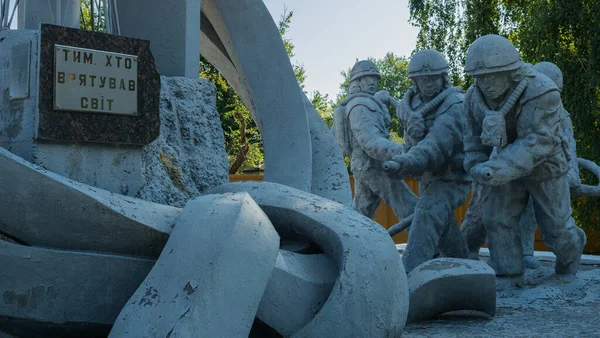 Yasak bölge. Ukrayna. Pripyat. 26 Ağustos 2019. Çernobil nükleer santralinde meydana gelen kazadan sonra dünyayı kurtaran itfaiyecilerin anıtı. Radyasyon, felaket.