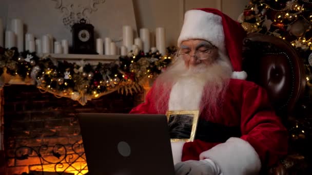 Współczesny Święty Mikołaj Używa Laptopa Zmienia Głowę Patrzy Aparat Uśmiechem — Wideo stockowe