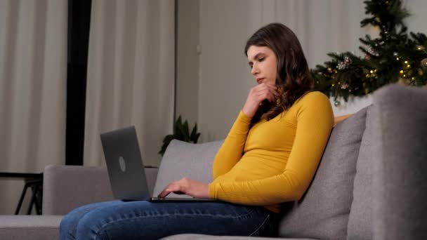 Thoughtful Businesswoman Uses Laptop Distance Works Computer Typing Keyboard Sitting — Stok video