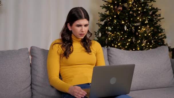 Shocked Businesswoman Looks Laptop Screen Display Worried Problem Background Christmas — Wideo stockowe