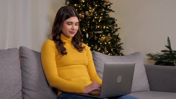 Uśmiechnięta Młoda Kobieta Używa Laptopa Czat Online Najlepszymi Przyjaciółmi Tle — Wideo stockowe