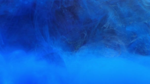 水中で静かに渦巻く水に青いインクアクリル塗料の混合物 水族館の塗料の色アクリル雲 スローモーションアブストラクト煙爆発アニメーション 美しい芸術的背景 — ストック動画