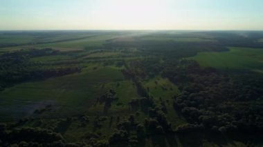 Yazın hava manzarası çok güzel. Güneşli bir günde hava aracı sahada uçuyor. Drone doğayı, ormanı ve köyü vurdu.