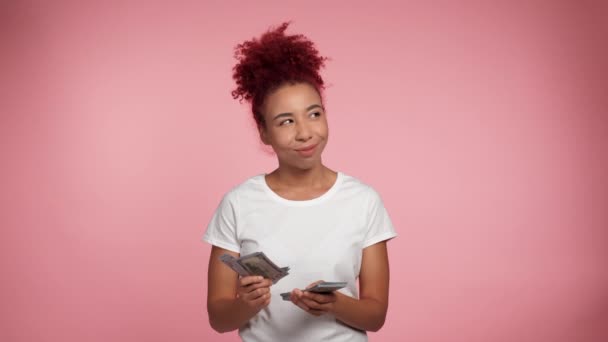Προνοητική Αφρο Αμερικανίδα Κοκκινομάλλα Σγουρή Νεαρή Γυναίκα Λευκό Shirt Μετράει — Αρχείο Βίντεο