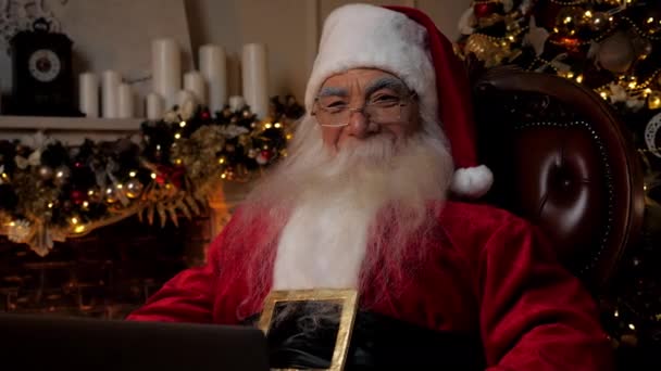 Zamknij Nowoczesny Uśmiech Santa Claus Aparat Używa Laptopa Pozytywny Dziadek — Wideo stockowe