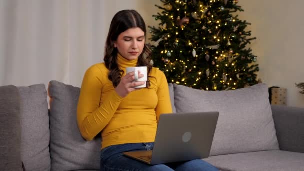 Geschäftsfrau Verwendet Laptop Trinkt Tee Oder Kaffee Distanz Arbeitet Für — Stockvideo