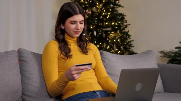 Femme Entre Code Carte Crédit Pour Payer Les Cadeaux Nouvel — Video