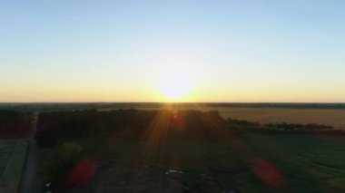 Gün batımında ya da gün doğumunda hava manzarası çok güzel. Güneşli bir günde hava aracı sahada uçuyor. İnsansız hava aracı doğa, orman ve buğday tarlası vurdu.