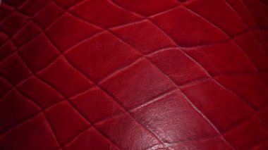 Gerçek kırmızı deri dokusu kapanıyor. Doğal desen. Moda ve giysi endüstrisi, ayakkabı, çanta, kemer, ceket ve diğer deri aksesuarlar, deri döşeme mobilyası