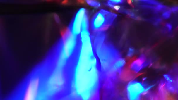 Ouro metálico desfocado, azul escuro e vazamentos de luz roxa. Fundo moderno holográfico abstrato festivo do neon para o partido. Brilho turvo. Aurora Borealis — Vídeo de Stock