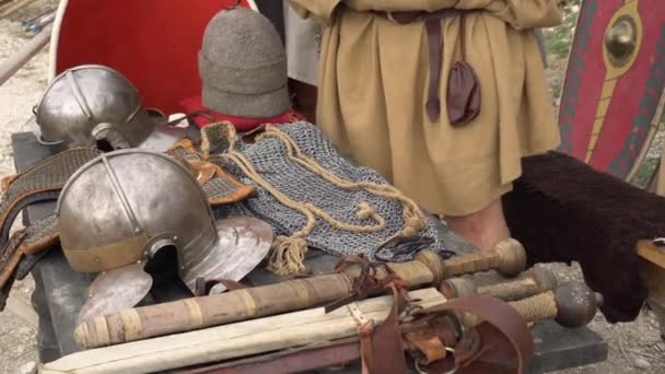 Legionario romano soldato metallo attrezzature e armi. Casco e armatura, Scutum o scudo, Gladio o spada. Militari dell'antica Roma — Video Stock