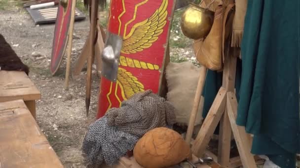 Romalı askerlerin kişisel eşyaları. Silahlar, gövde zırhı, Lorica segmentata, Lorica hamata, Shields ve Miğferler — Stok video