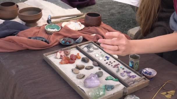 Histórico antigo antigo joalheiro grego. Pedras preciosas, cristal, metais e jóias — Vídeo de Stock