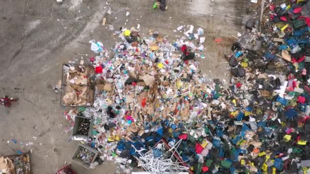 Un centre de tri des déchets pour le recyclage. L'emballage en papier recyclable, boîte en carton, plastique, aluminium, verre et métal. Les travailleurs trient les ordures, les ordures, les déchets — Video