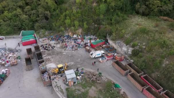 Centro de clasificación de residuos reciclables, planta de reciclaje. Los trabajadores ordenan la basura. Embalaje de papel plástico de aluminio de vidrio y metal. Reciclaje de residuos de basura — Vídeo de stock