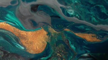 Dalgalı su yeşili, yeşil gölge, beyaz ve metalik parlak altın renkleri, yağlı boya yakından akıyor. Sıvı Resim. Boyama hareketi makrosu. Mürekkep akışı. Parıldayan sıvı hareketi. akan akarsu