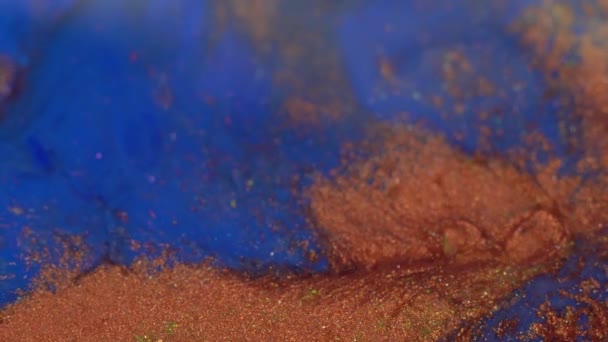 Mezcla de cobre metálico y tinta de colores azules. Pintura de brillo líquido macro textura. Fondo abstracto del arte — Vídeo de stock