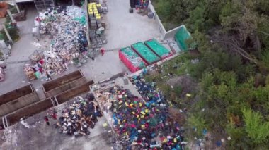 Atık ayıklama merkezi. Plastik, kağıt, alüminyum, cam ve metal geri dönüşüm için paketlendi. Ayrılık merkezindeki işçiler geri dönüşüm ve geri dönüşüm için geri dönüşümlü materyalleri tanımlar, ayırır ve hazırlarlar