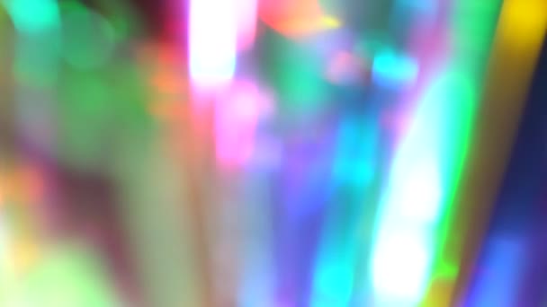 Holografische abstracte veelkleurige achtergrond Overlay, Rainbow Light Leaks Prisma kleuren, Defocused Effect, wazig gloeien. Paars roze blauw goud groen neon kleuren stralen en gloeien. Kerst achtergrond — Stockvideo