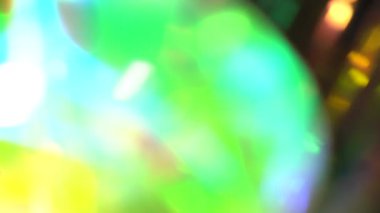Holografik Soyut Çok Renkli Arkaplan Kaplaması, Gökkuşağı Işığı Sızıntısı Prism Renkleri, Odaklanamayan Efekt, Bulanık Parıltı. Mor, mavi, altın sarısı, neon renkleri ve ışıltısı. Noel arkaplanı