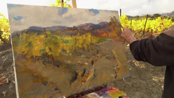 कलाकार प्लॅन एअरवर एक चित्र रंगवतात. शरद ऋतू लँडस्केप बंद. दडपशाही. कॅनव्हासवर तेल चित्रकला. कलाकृती, कला थेरपी — स्टॉक व्हिडिओ