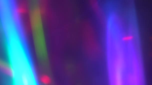 Résumé holographique Recouvrement de fond multicolore, fuites de lumière arc-en-ciel couleurs prisme, effet déconcentré, lueur floue. Violet rose bleu or vert néon couleurs rayons et lueur. Fond de Noël — Video