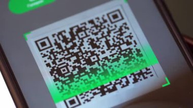 Smartphone 'daki QR kod tarayıcısı kapat. QR Kod Okuyucu Uygulaması. QR kod ödemesi, ticari takip, eğlence ve ulaşım bileti, ürün etiketleme, Covid-19 verileri ve aşı