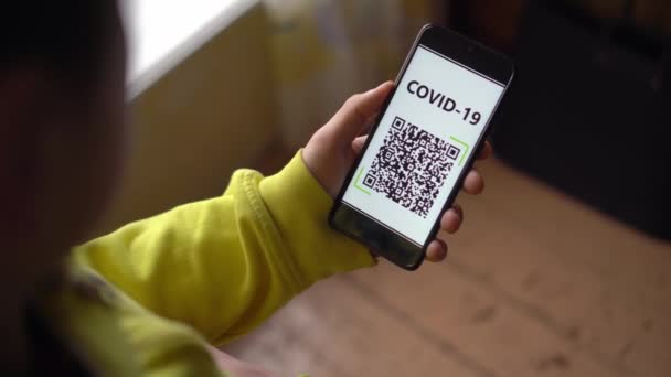 Digitális COVID-19 mentességi útlevél. Qr kód az okostelefon képernyőjén — Stock videók