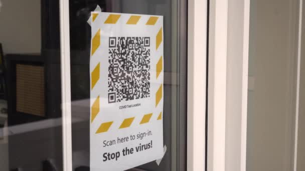 Covid-19 L'application de recherche des contacts. Les restaurants et autres installations de loisirs sont censés afficher un code QR unique à l'entrée de chacune de leurs propriétés. Numérisez un code à barres QR pour vous connecter à un pub — Video