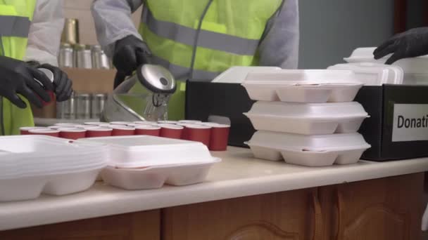 Vrijwilliger van de Holiday Food Bank. Vrijwilligers bij kerstdiner voor daklozen. — Stockvideo