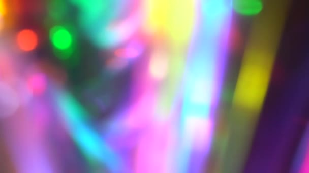 Superposición holográfica de fondo multicolor abstracto, fugas de luz de arco iris prismáticos colores, efecto desenfocado, brillo borroso. Púrpura rosa azul oro verde neón colores rayos y resplandor. Fondo de Navidad — Vídeos de Stock