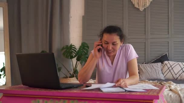 Donna d'affari che lavora da casa. Home office, postazione di lavoro remota e videoconferenza. Quarantena, isolamento e distanza sociale durante l'epidemia di Covid-19 — Video Stock