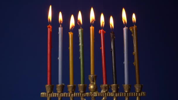 Osmá noc Chanuky. Devět svíček v menorah. Chanuka je židovský festival světel — Stock video