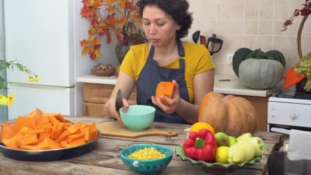 Pumpkin Pie Dessert Celebration Thanksgiving Holiday Concept. Harvest festival. Housewife cuts orange ripe pumpkin in the kitchen — Stock Video