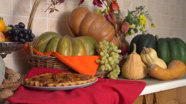 Le jour de Thanksgiving. Fête de la récolte. Tarte à la citrouille américaine traditionnelle. Citrouilles décor d'automne. Récolte automnale de légumes et fruits sur la table — Video