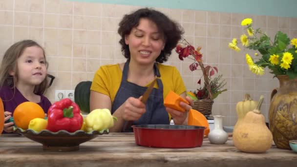 Ação de Graças Holiday Tradition. Mãe e filha feliz cozinhar torta de abóbora na cozinha. Outono decoração de casa — Vídeo de Stock