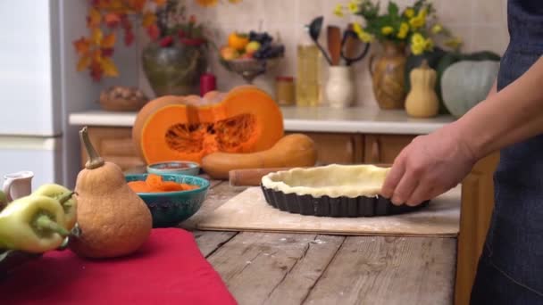 Uma mulher faz tarte de abóbora caseira para o jantar de Acção de Graças. Celebrar em casa com a família. Festival da colheita. Outono decoração de casa — Vídeo de Stock