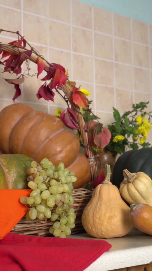 Día de Acción de Gracias. Fiesta de la cosecha. Pastel de calabaza americano tradicional. Decoración de Otoño de Calabazas. Cosecha otoñal de verduras y frutas sobre la mesa. Otoño decoración casera — Vídeo de stock