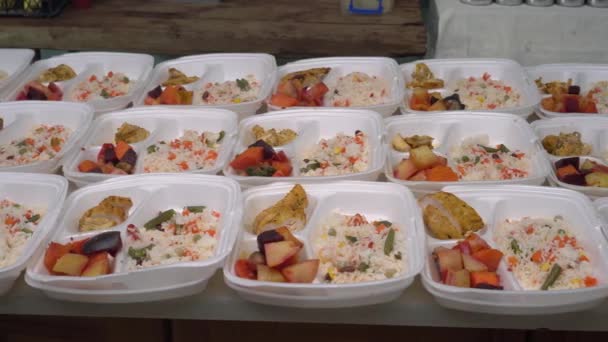 Aliments à emporter chauds dans un emballage jetable en plastique. Commande de plats cuisinés à la maison. Livraison, emporter, régime alimentaire — Video