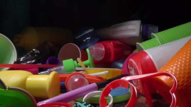 Plastic afval. Een stapel plastic afval, voedsel en drank verpakking. Plastic vrij. Sortering van huishoudelijk afval. Recycling, vervuiling, duurzaam leven. Milieuverontreiniging — Stockvideo