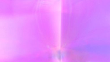 Yumuşak pastel neon pembe ve mor renkli holografik tek boynuzlu at gradyanı. Soyut tatil geçmişi. Hologram hatası. Bir prizma ve dumanın içinden ışık