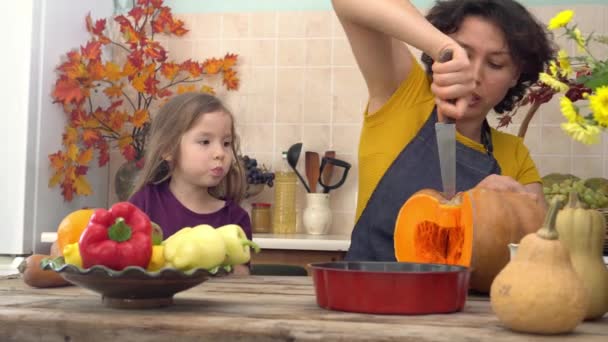 Moeder en dochter koken thuis pompoenmaaltijden. Samen koken voor een feestelijk Thanksgiving diner. Een boerenfamilie viert het oogstfeest — Stockvideo