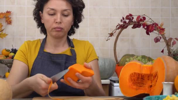 Ação de Graças Holiday Tradition. Mãe e filha feliz cozinhar torta de abóbora na cozinha. Outono decoração de casa — Vídeo de Stock