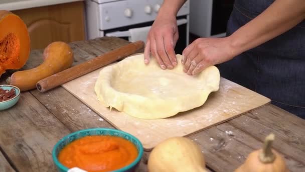本物の主婦がキッチンで伝統的なカボチャのパイを焼きます。感謝祭と秋の収穫祭 — ストック動画