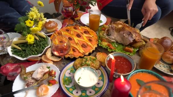 Dîner familial festif pour Thanksgiving. Plats traditionnels d'automne - dinde, tarte à la citrouille maison, pommes de terre cuites au four, petits pains. — Video