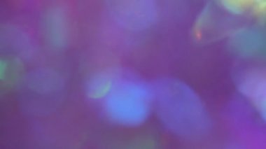 Mavi, mor ve pembe parlayan kıvılcımlar ışıldıyor. Tatil ışıkları, ışıltılı arka plan, Bokeh daireleri ile soyut bulanık zemin, modern tasarım ışıltılı ışıltılarla örtüşüyor.
